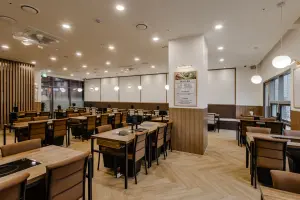 헤링본 바닥과 우드톤이 조화로운 샤브샤브 전문점